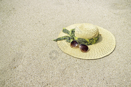 沙滩上的帽子和太阳镜图片