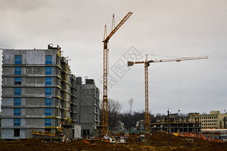 建造大型现代整体框架房屋使用工业建筑设备和大型起重机的建筑物在城市新图片