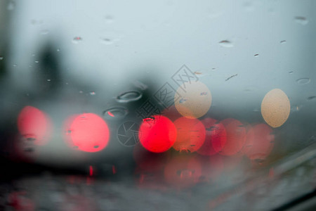 汽车玻璃上的雨滴模糊了视线聚焦在道路上图片