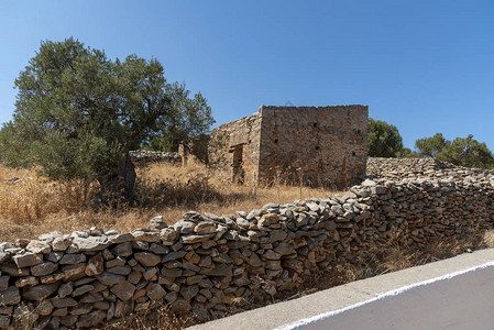希腊2019年10月在北克里特岛塞莱斯附近的一个老农场的铁石墙上图片