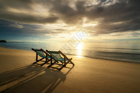 两把沙滩椅站在泰国普吉岛的海滩上图片