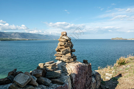 在Baikal湖背景的天上建起的石头坑平静和与自然图片