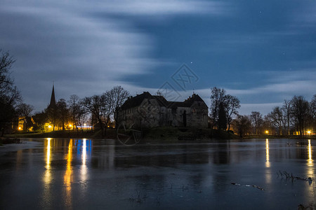 傍晚时分河岸上的老建筑图片