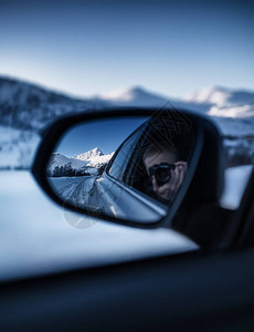 后视镜里的摄影在山上开车旅行冬天的风景挪图片