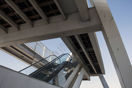 在火车站用扶梯对混凝土建图片