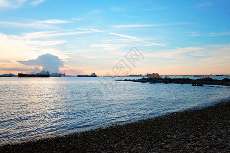 深海港口和货船及沿海风景泰国清图片