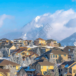 广场的庄稼房屋在瓦萨奇山峰与阴云蓝天交汇下图片