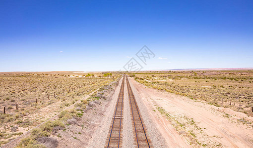美国亚利桑那州农村的铁路轨道沙漠背景高角度图片