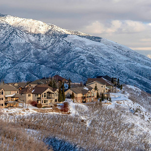 瓦萨奇山脉多雪的地形上的方形房屋图片