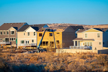 在建框架房屋的干旱农村地区美国小镇的多层住宅景观图片