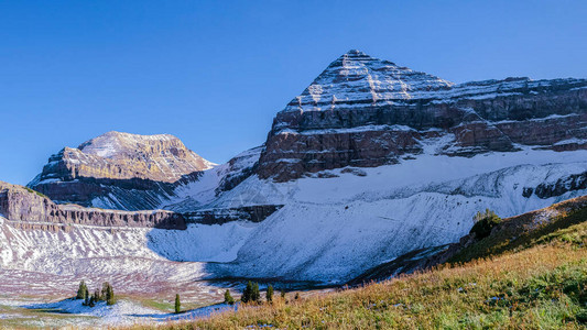 犹他州Timpanogos山峰在阳光明媚的日子穿过山高地图片