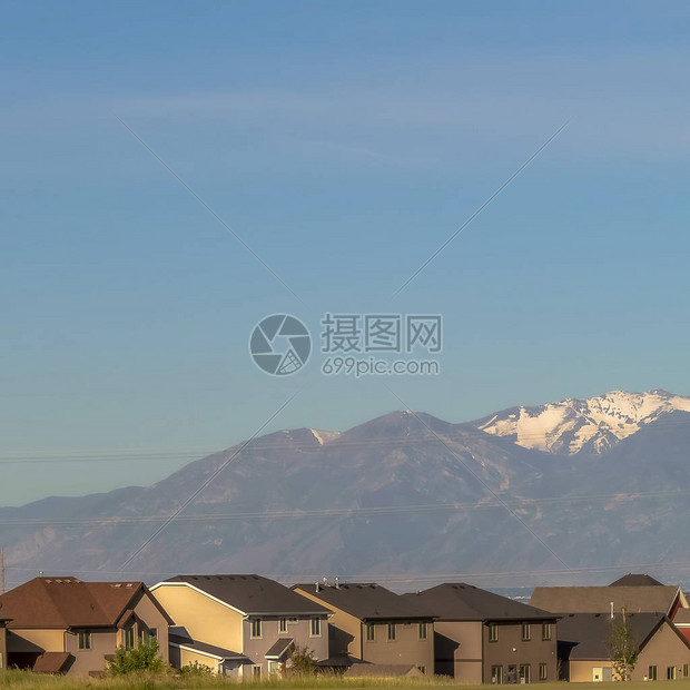 方形的房子外部视图有雪峰山和蓝天背景的图片