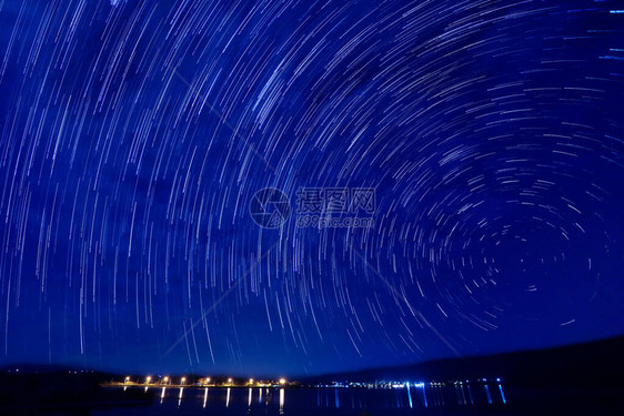 夜间美丽的星轨图像图片