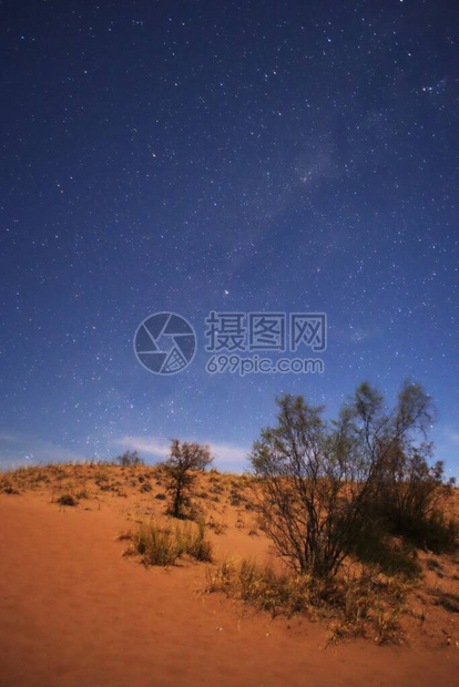 夜幕降临在月光下的沙漠以及一图片