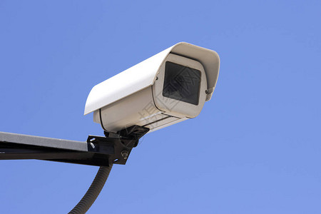 蓝色天空背景的街上矩形状视频监视摄像头图片素材