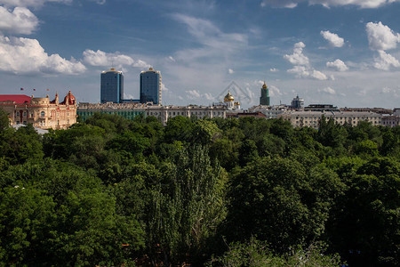 一栋旧建筑树木两座摩天大楼和一座教堂的背景象Rostov图片