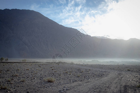 LadakhNubra山谷的美丽雾和沙丘图片