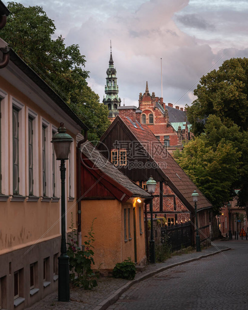 瑞典历史古老的隆德镇沿一条可腐碎石街道上图片