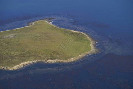 从一架飞越福克兰群岛Bleaker岛的飞机图片