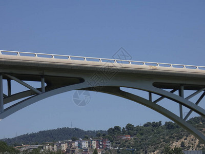 跨越一条河流连接两个城市的桥梁图片