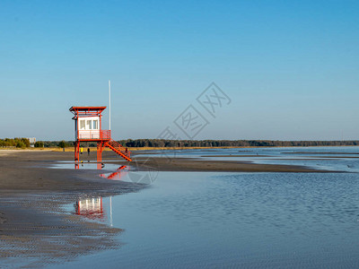 白沙芦苇海景海边平静的秋日救生塔图片