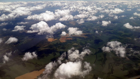 从飞机上看云和地球的全景图片