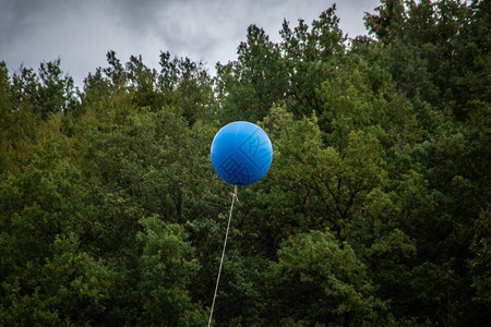 蓝色气球在天空盘旋图片