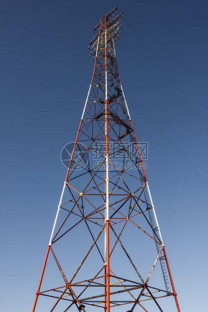 现代电线塔能源开发边远地区电力供应蓝天阳光图片