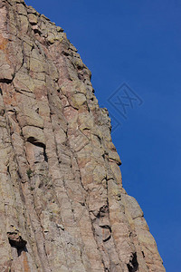 在怀俄明形成魔鬼塔纪念碑的惊人的垂直岩石柱与晴朗图片