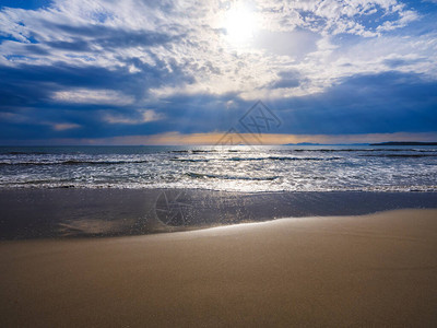 日落时美丽的波多皮诺宽阔沙滩图片