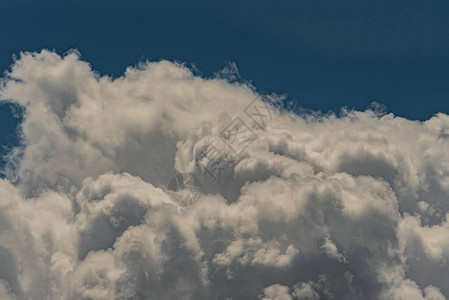 天空中的云彩天空布满云彩的奇妙景象多云天空的背景图片
