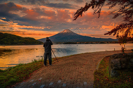 旅行者男子的后视图在日本富士河口湖的日落时分拍摄富图片