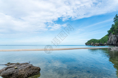 热带自然清洁沙滩和岛屿夏季蓝天背景的图片