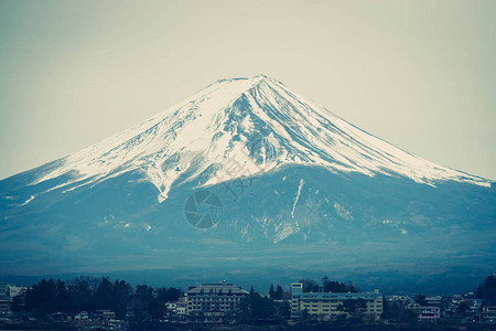 冬天的富士山前景是河口湖镇图片