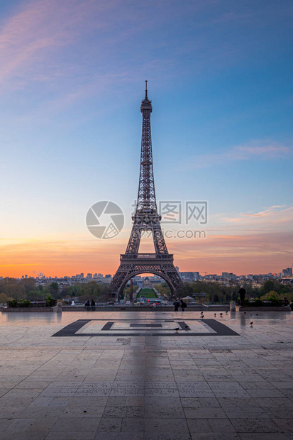 从法国巴黎Chaillot宫以清晨光照图片