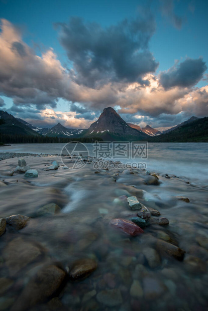 加拿大冰川公园美丽的山景图片