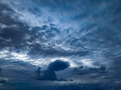 有乌云的灰色风雨如磐的天空图片