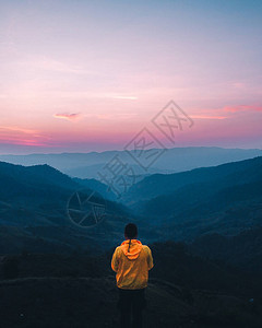 傍晚的山上风景山景图片