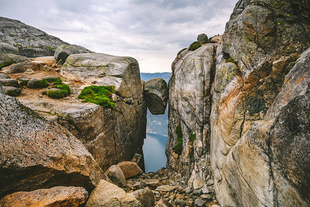 Kjerag或Kiragg一座巨石在山丘中植树是挪威罗加兰县Forsan图片