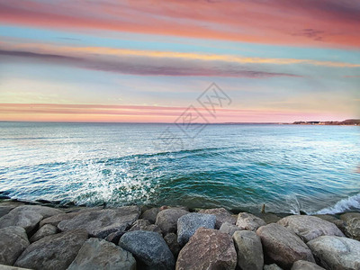 海洋日落地平粉蓝云在地平线上背景图片