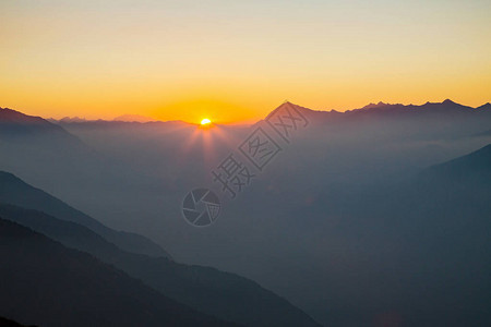 在高山的暮色太阳图片