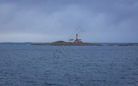 挪威诺德兰县博多市兰德戈岛上的灯塔图片