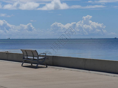 中宽镜头的长椅正对着斯罗福大道一带的海洋佛罗里图片