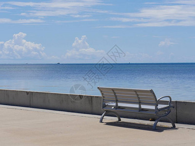 中间的板凳紧靠在斯罗福大道对面的海洋上佛罗里图片
