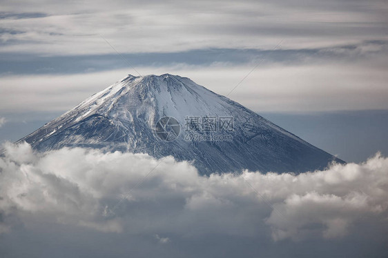 川县Hakone地区的云中富士山峰的景象图片