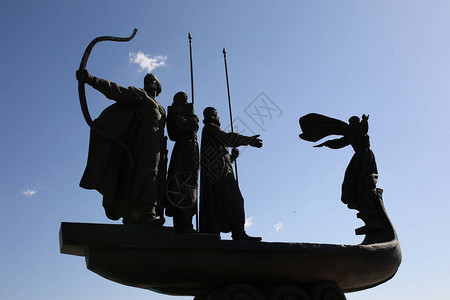 基辅纪念碑的象征基辅基辅第聂伯河畔的创始人KyiShchekHoryv和Lybid在蓝天的映衬下乌图片