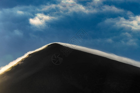 晨雾中兰萨罗特岛蒂曼法亚地区的火山顶部图片