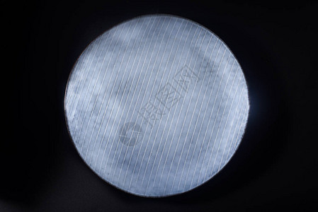 一块带有平行条纹的深蓝色陶瓷盘子背景图片