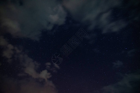 夜晚的天空云彩和星图片