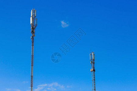 两根移动通信天线映衬蓝天背景图片